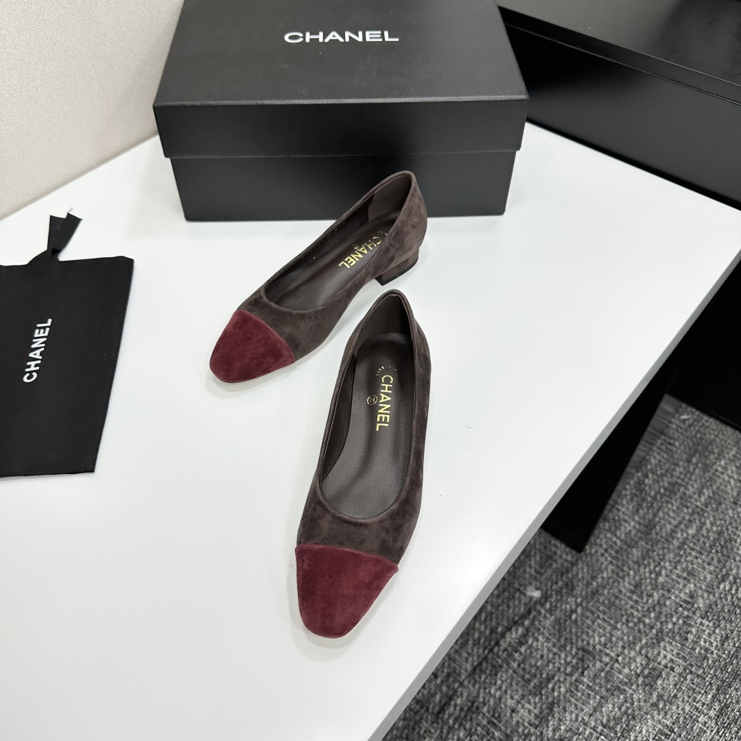 A pair of Chanel two-tone suede ballet flats in brown and burgundy featuring a gold CC logo on the block heel - Hình 7