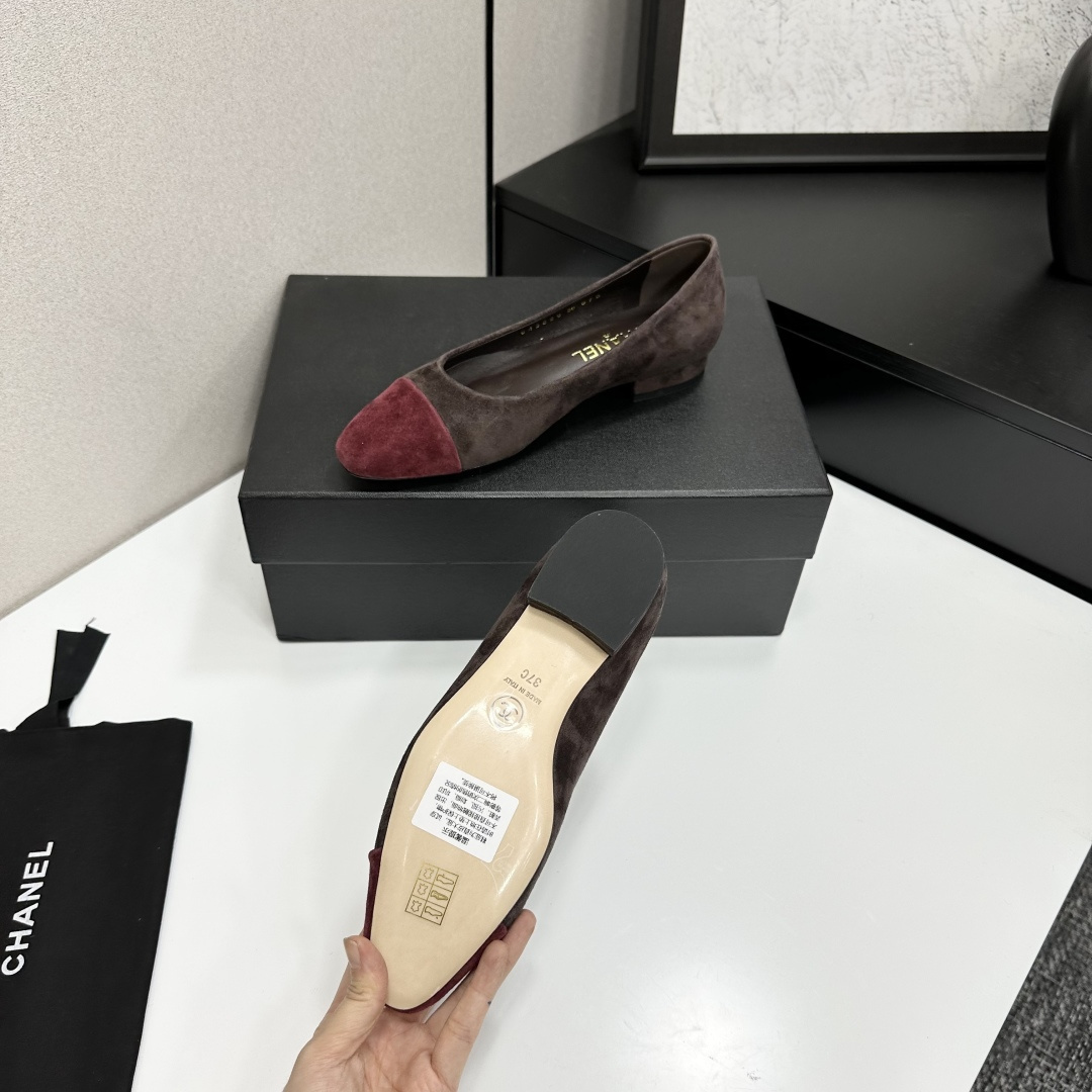 A pair of Chanel two-tone suede ballet flats in brown and burgundy featuring a gold CC logo on the block heel - Hình 6