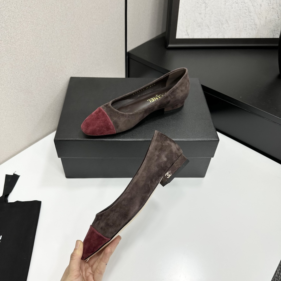 A pair of Chanel two-tone suede ballet flats in brown and burgundy featuring a gold CC logo on the block heel - Hình 5