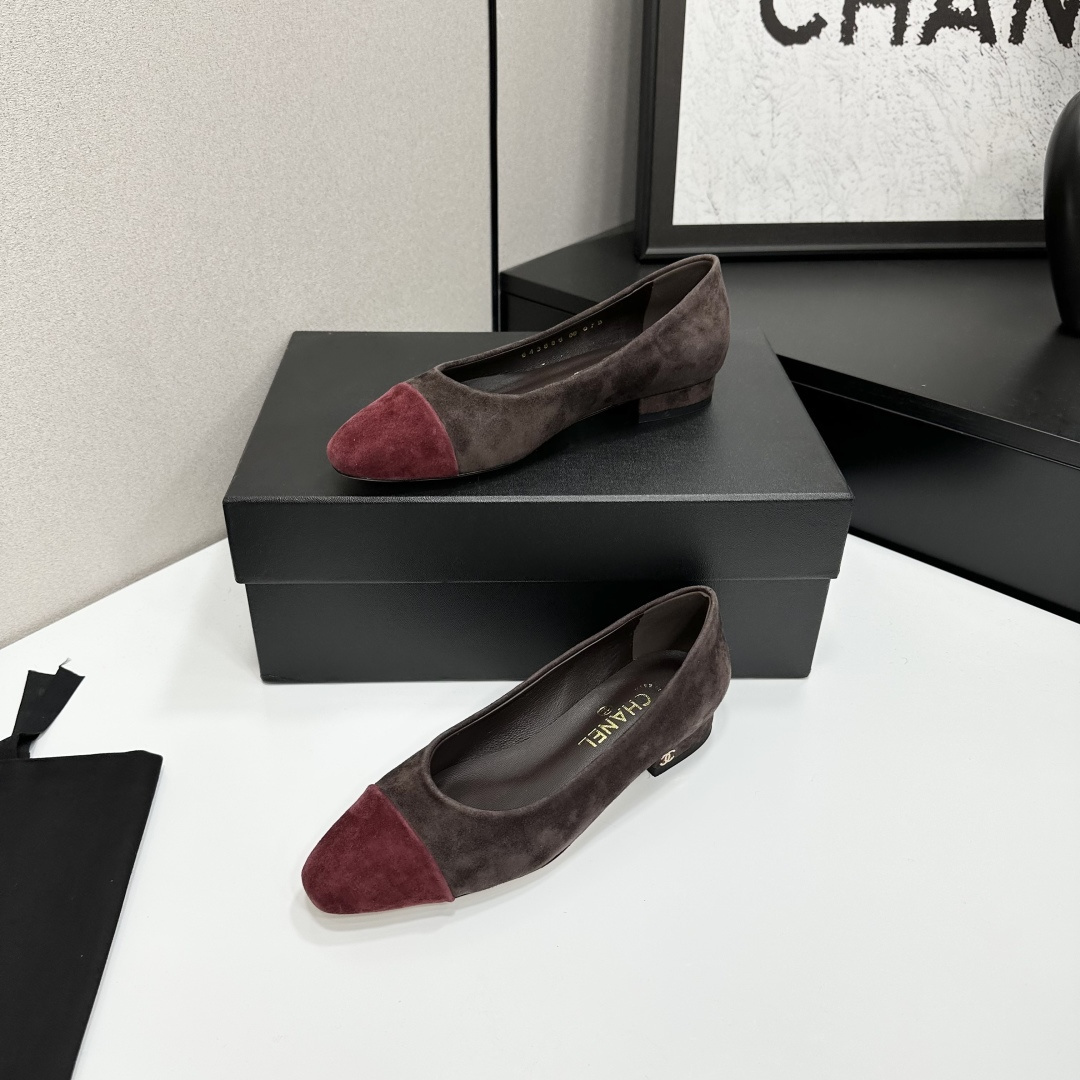 A pair of Chanel two-tone suede ballet flats in brown and burgundy featuring a gold CC logo on the block heel - Hình 4