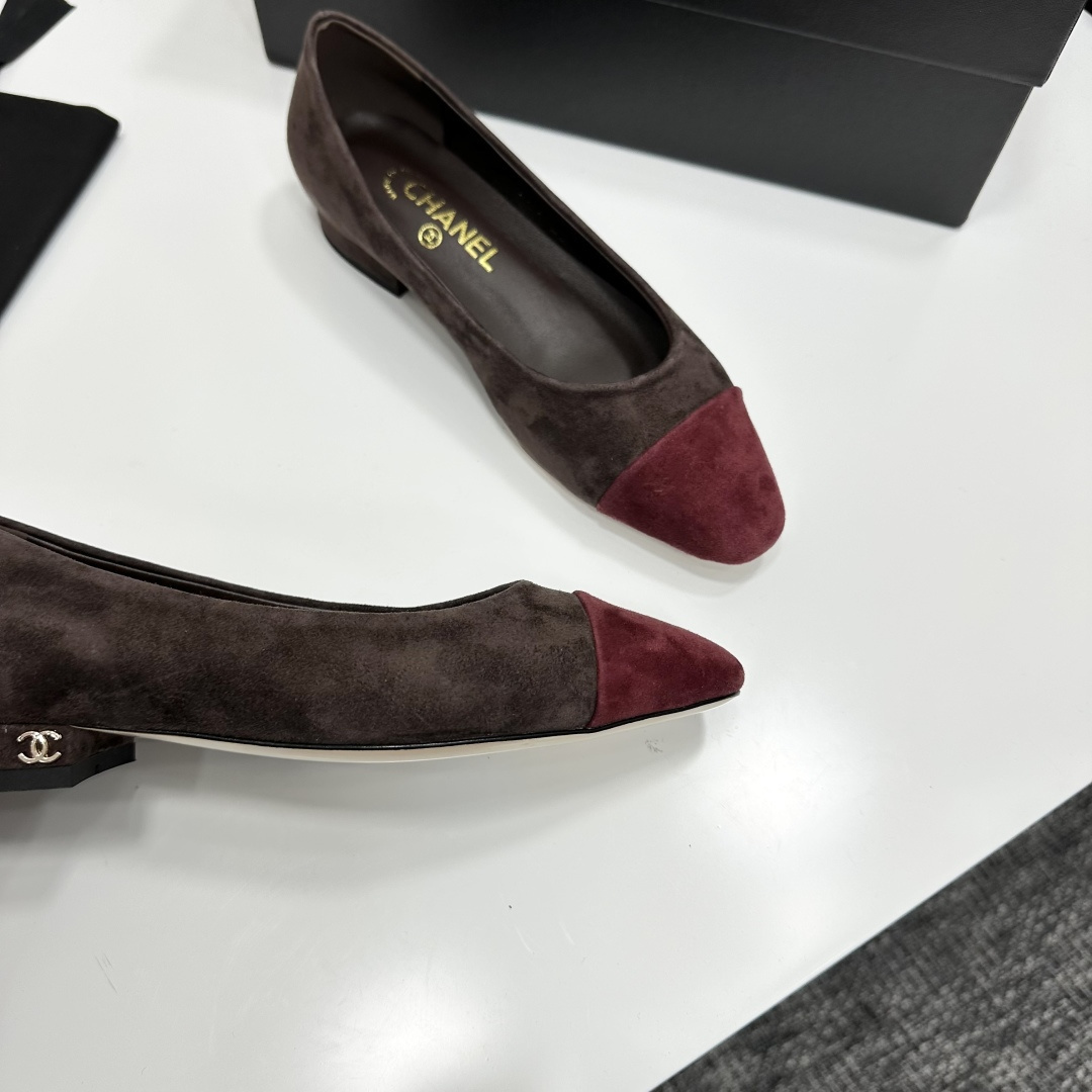 A pair of Chanel two-tone suede ballet flats in brown and burgundy featuring a gold CC logo on the block heel - Hình 3
