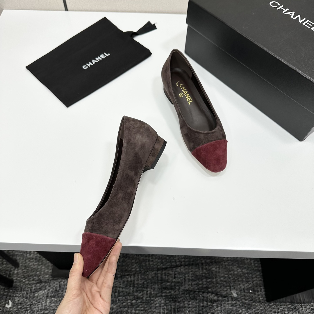 A pair of Chanel two-tone suede ballet flats in brown and burgundy featuring a gold CC logo on the block heel - Hình 2