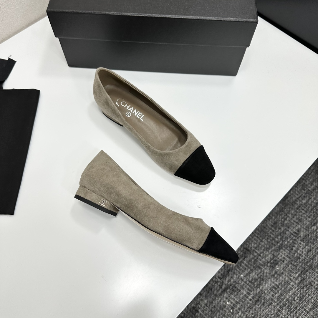 Chanel two-tone beige suede ballerina flats with black toe cap and silver CC logo on the heel shown with original box and dust bag. - Hình 11