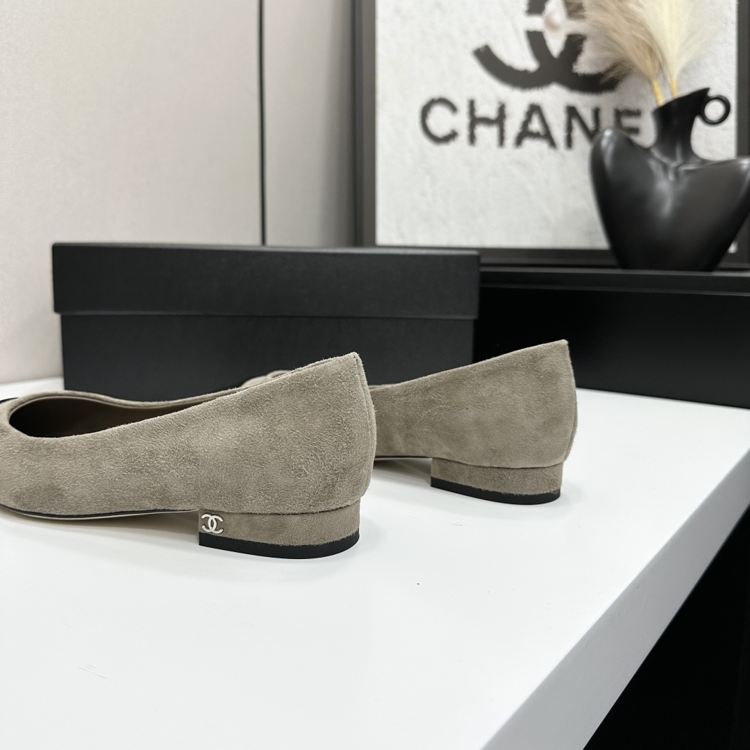 Chanel two-tone beige suede ballerina flats with black toe cap and silver CC logo on the heel shown with original box and dust bag. - Hình 10