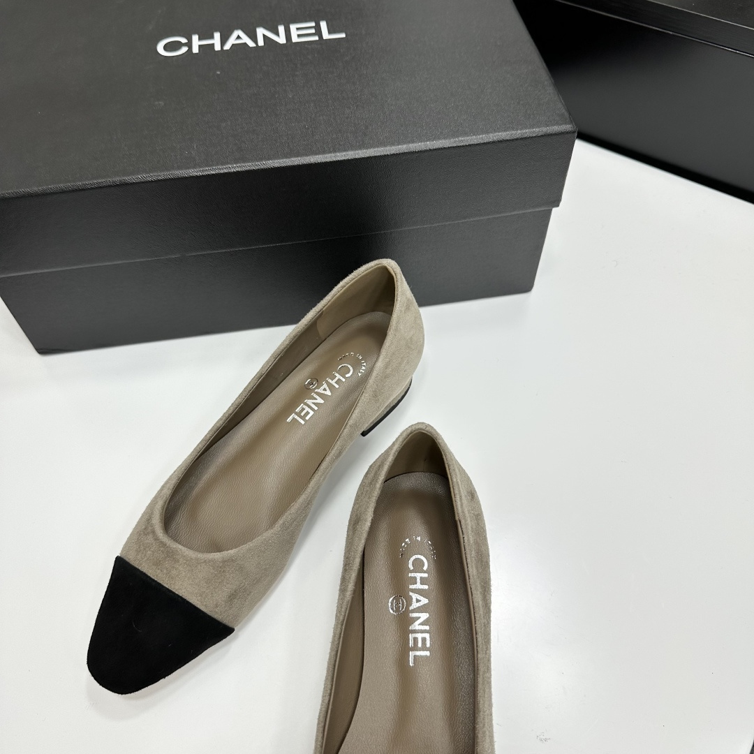 Chanel two-tone beige suede ballerina flats with black toe cap and silver CC logo on the heel shown with original box and dust bag. - Hình 9