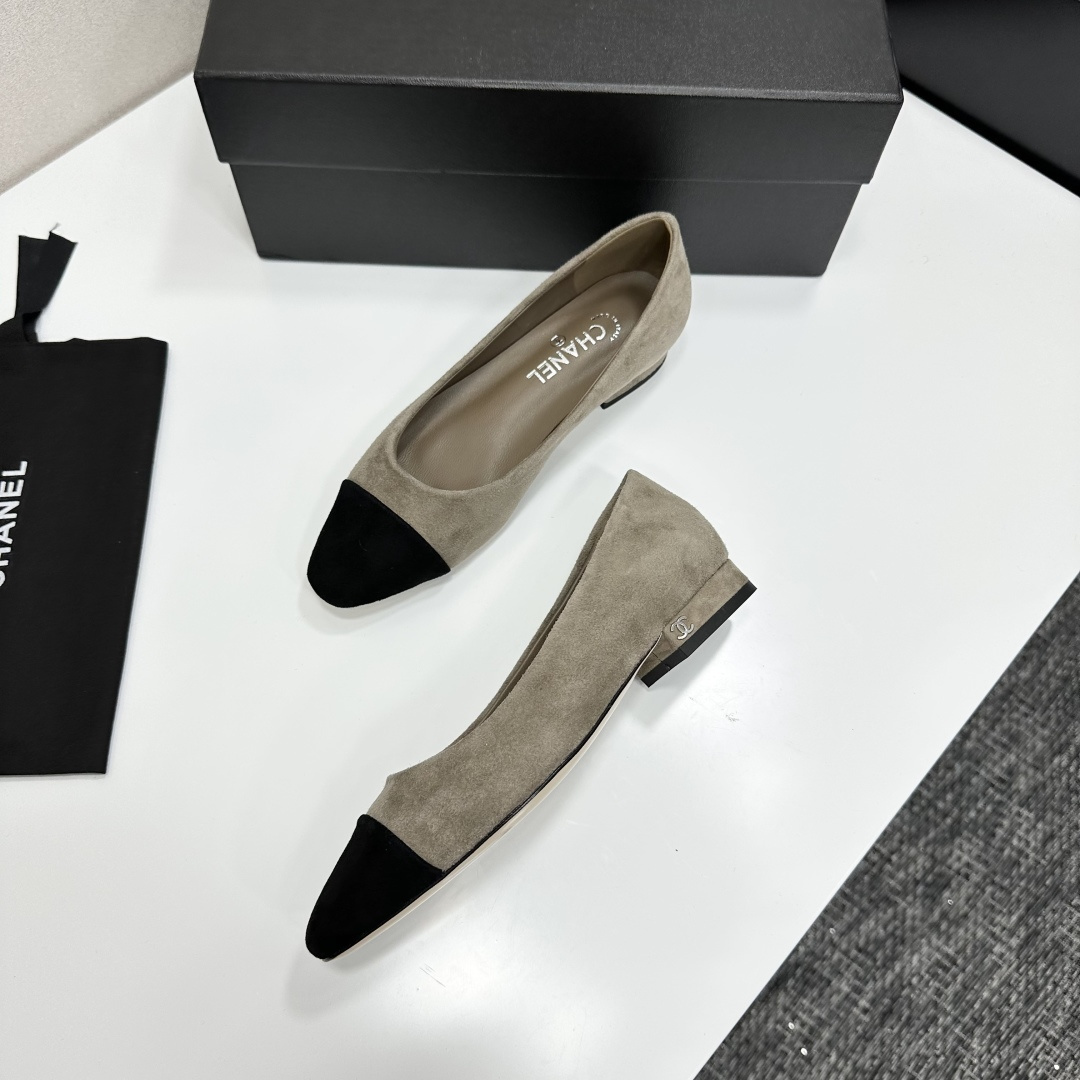 Chanel two-tone beige suede ballerina flats with black toe cap and silver CC logo on the heel shown with original box and dust bag. - Hình 8