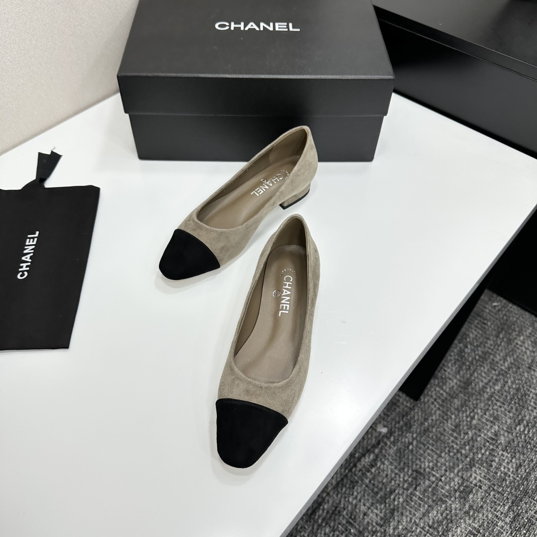 Chanel two-tone beige suede ballerina flats with black toe cap and silver CC logo on the heel shown with original box and dust bag. - Hình 7