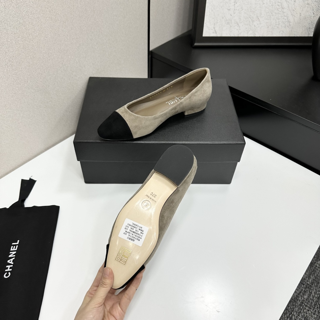 Chanel two-tone beige suede ballerina flats with black toe cap and silver CC logo on the heel shown with original box and dust bag. - Hình 6