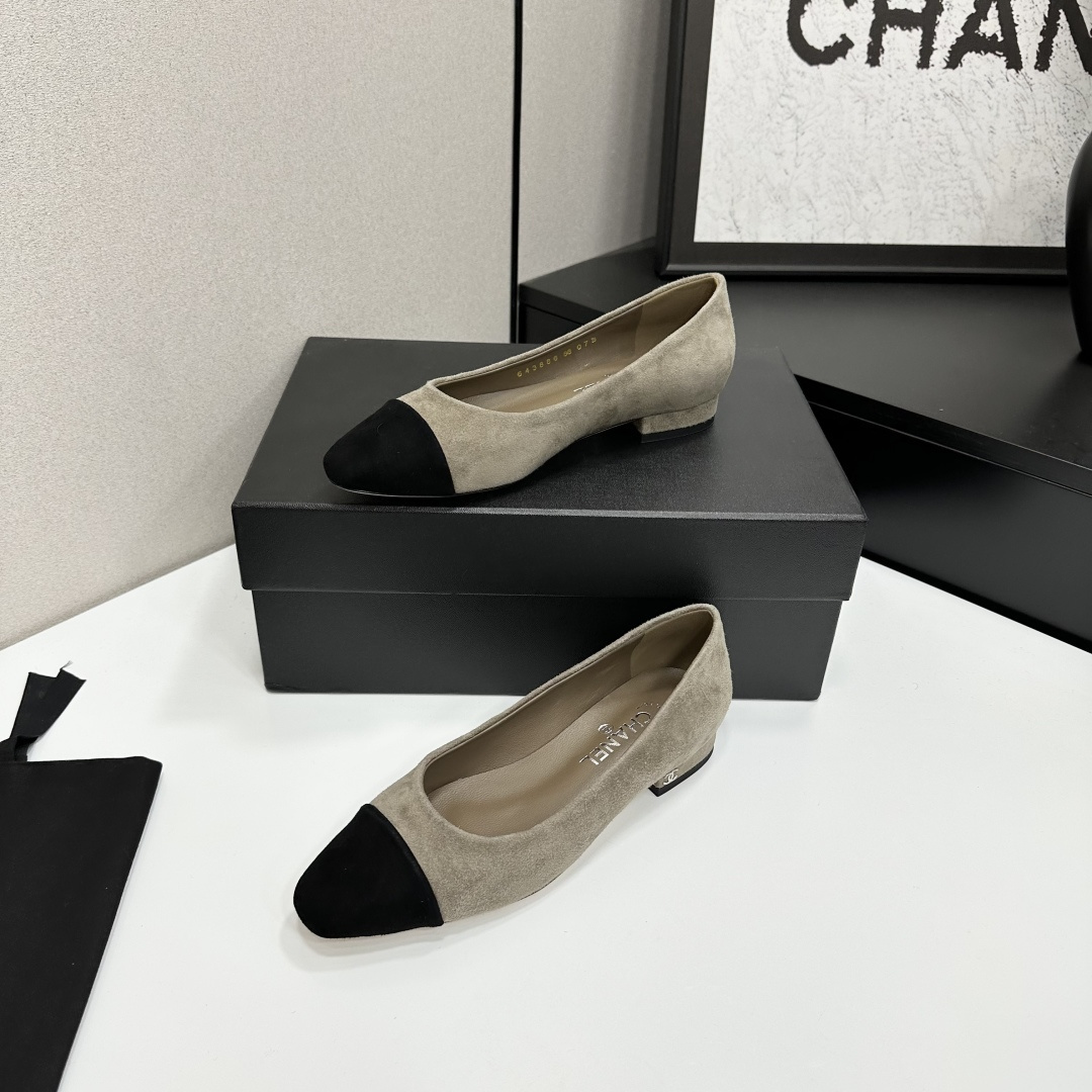 Chanel two-tone beige suede ballerina flats with black toe cap and silver CC logo on the heel shown with original box and dust bag. - Hình 4