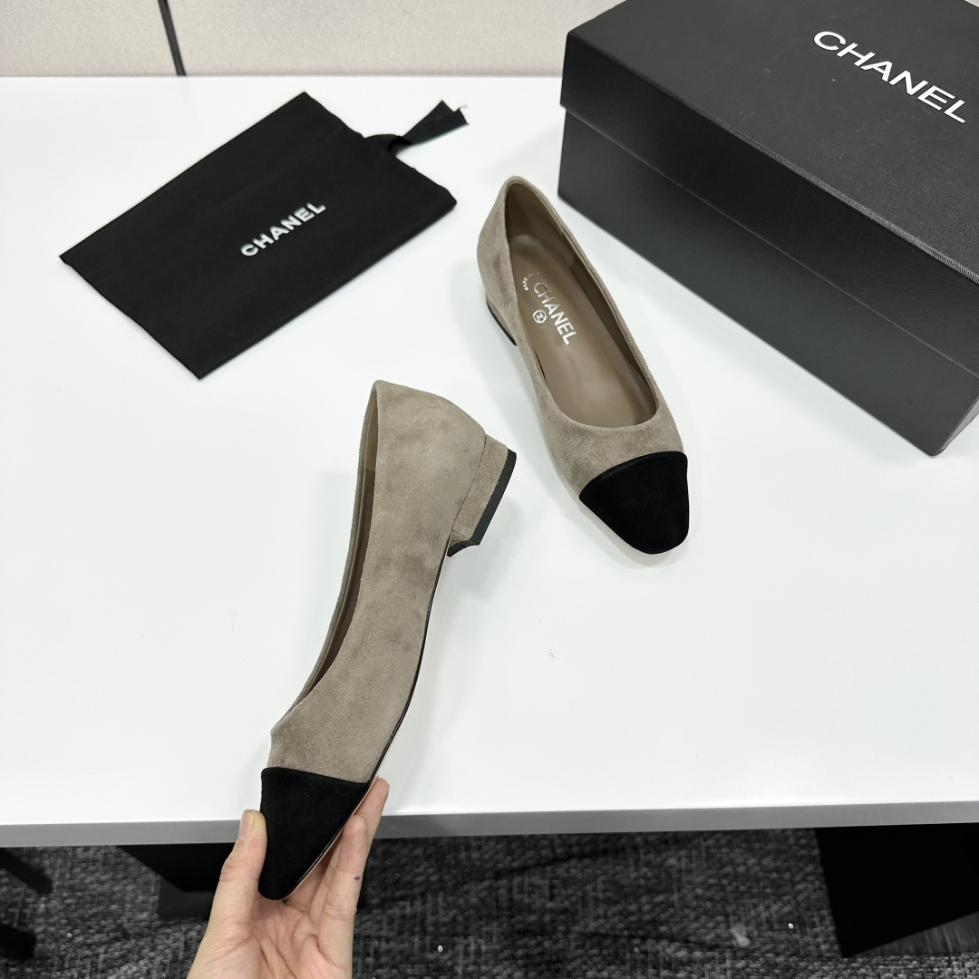 Chanel two-tone beige suede ballerina flats with black toe cap and silver CC logo on the heel shown with original box and dust bag. - Hình 3