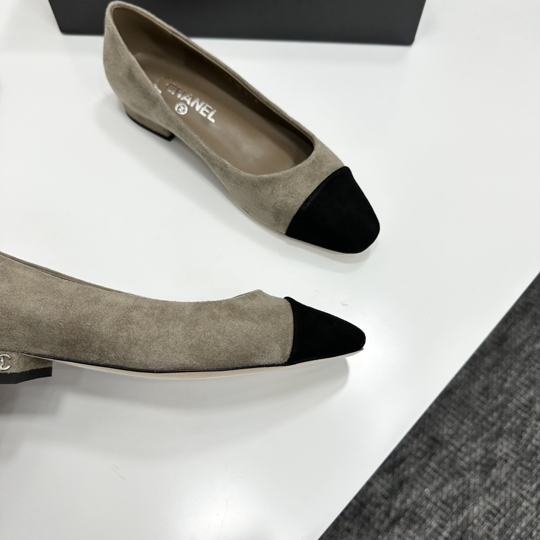 Chanel two-tone beige suede ballerina flats with black toe cap and silver CC logo on the heel shown with original box and dust bag. - Hình 2