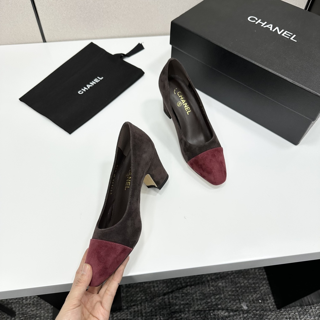 Pair of Chanel two-tone suede pumps in dark brown and burgundy with a gold CC logo on the block heel. - Hình 9