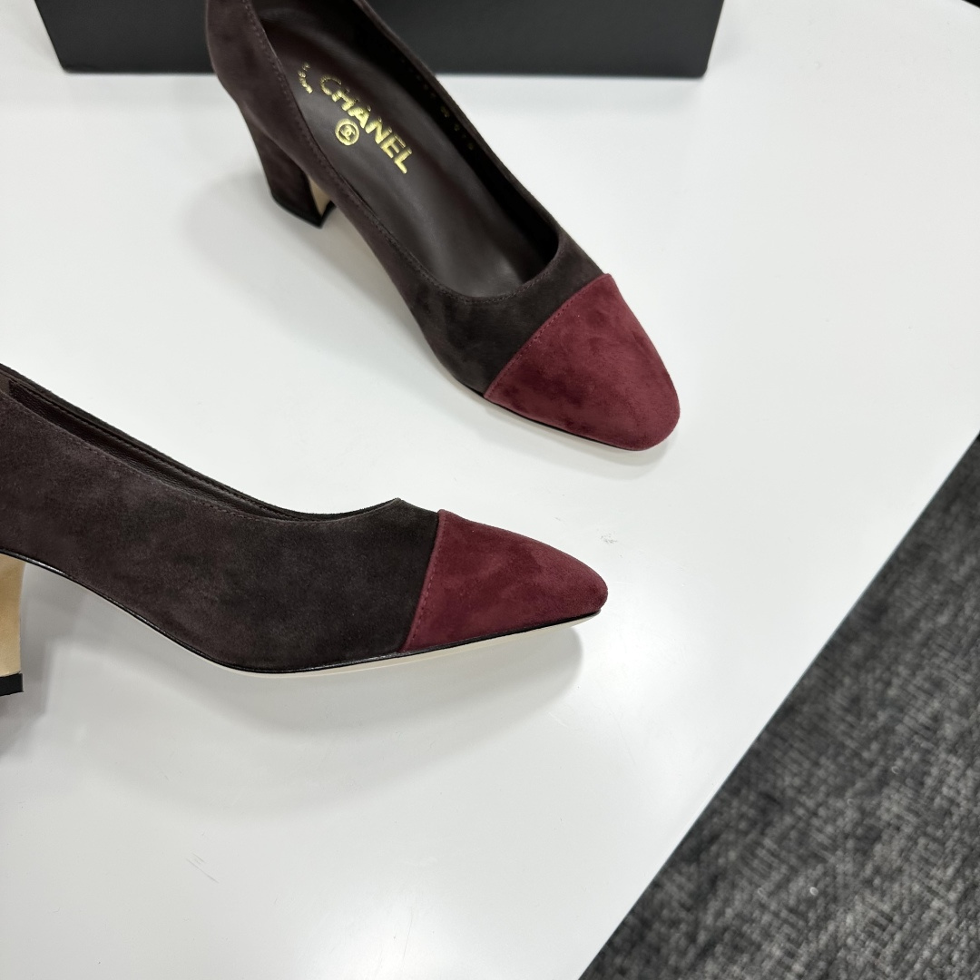 Pair of Chanel two-tone suede pumps in dark brown and burgundy with a gold CC logo on the block heel. - Hình 8