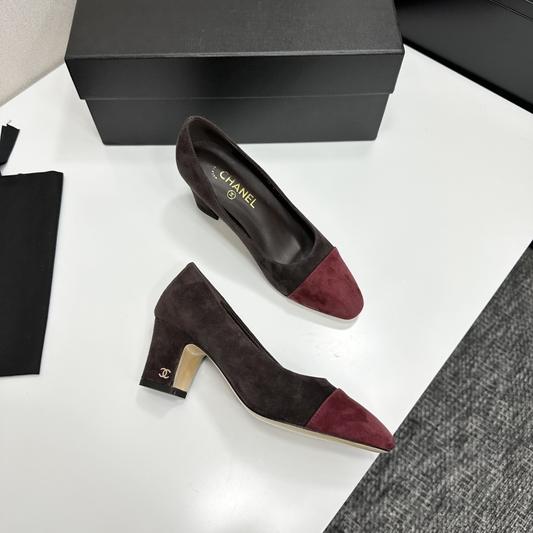 Pair of Chanel two-tone suede pumps in dark brown and burgundy with a gold CC logo on the block heel. - Hình 7