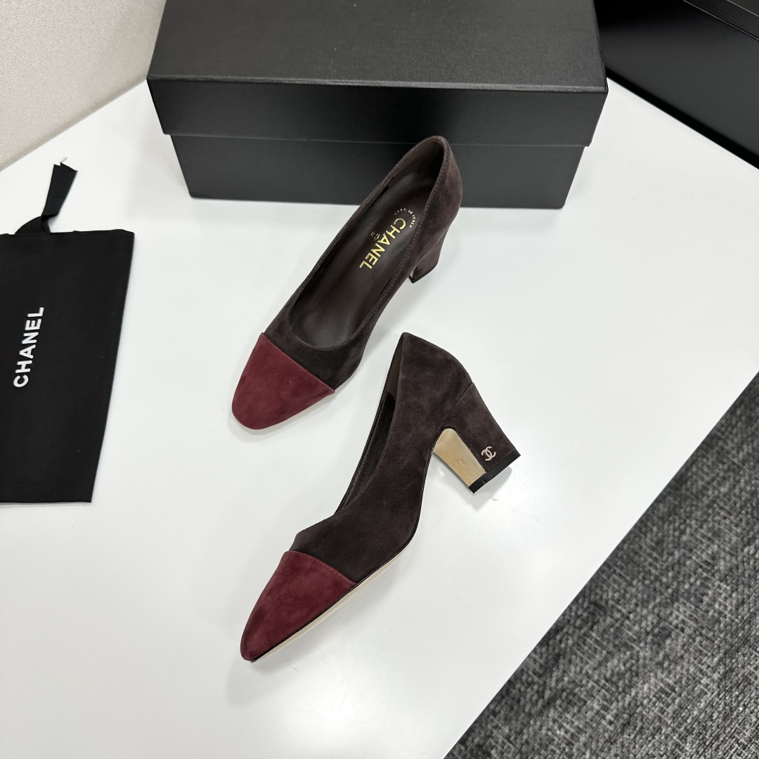 Pair of Chanel two-tone suede pumps in dark brown and burgundy with a gold CC logo on the block heel. - Hình 5