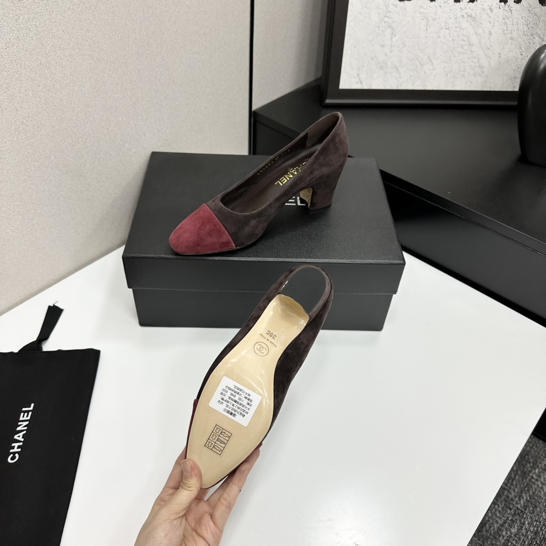 Pair of Chanel two-tone suede pumps in dark brown and burgundy with a gold CC logo on the block heel. - Hình 4