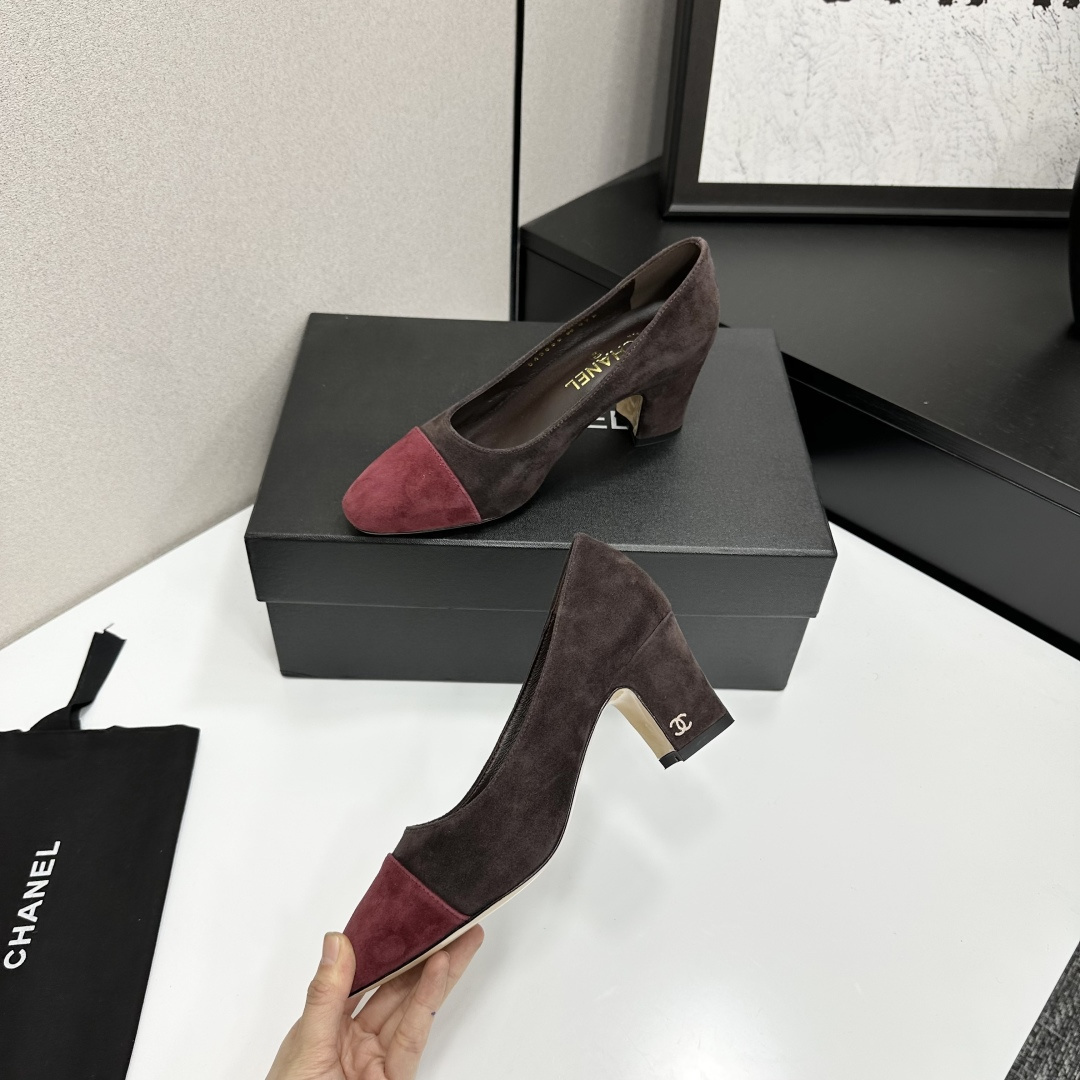Pair of Chanel two-tone suede pumps in dark brown and burgundy with a gold CC logo on the block heel. - Hình 3