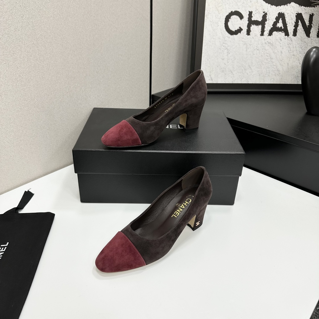 Pair of Chanel two-tone suede pumps in dark brown and burgundy with a gold CC logo on the block heel. - Hình 2