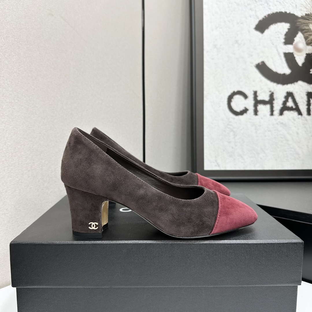 Elegant Two-Tone Suede Block Heel Pumps – Brown and Burgundy