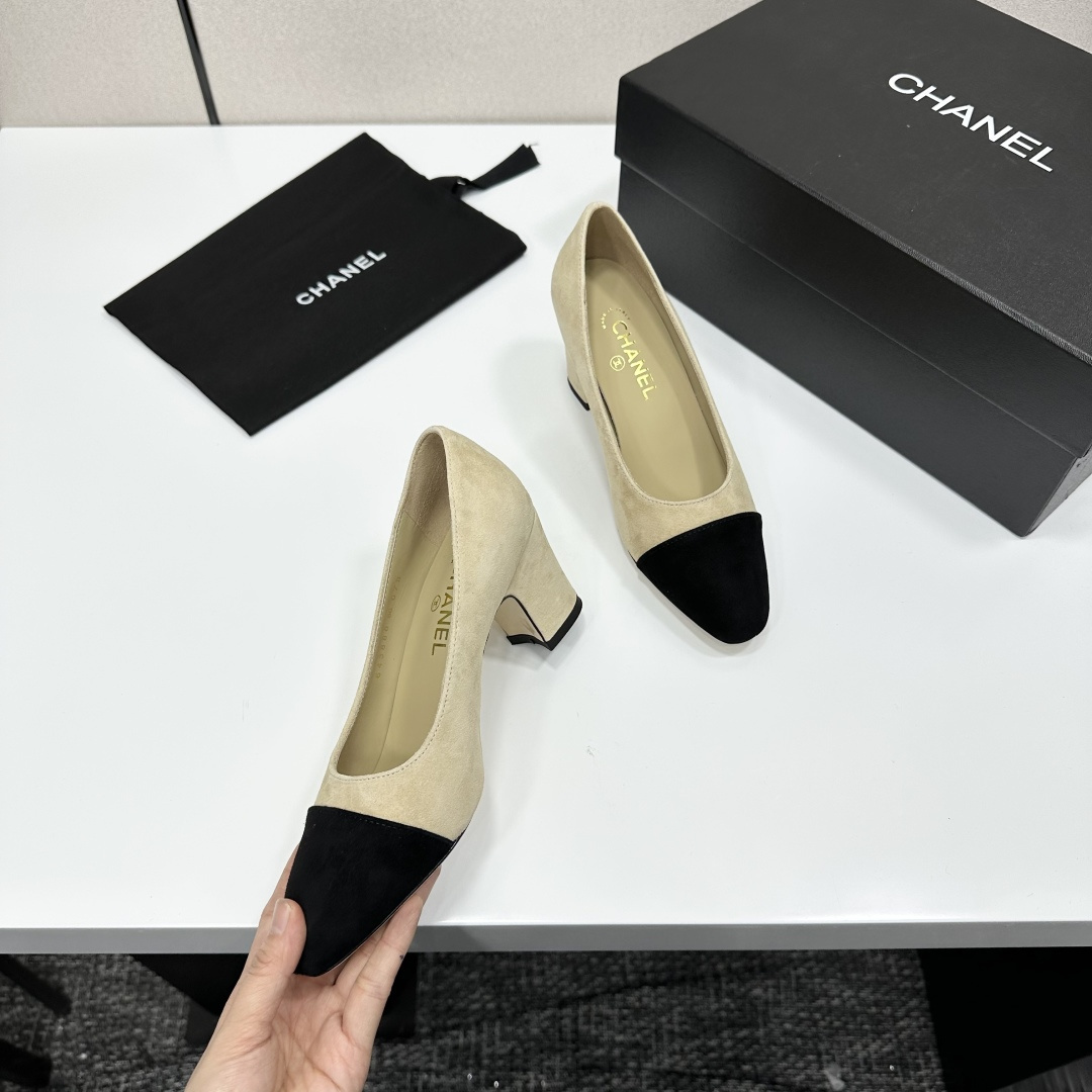 Luxury Chanel two-tone suede pumps in beige and black with a block heel, displayed on a black designer shoe box. - Hình 9