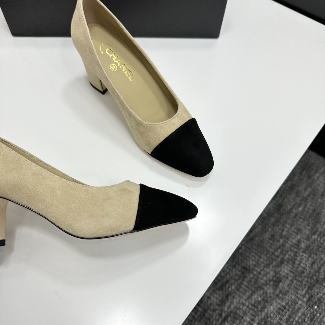 Luxury Chanel two-tone suede pumps in beige and black with a block heel, displayed on a black designer shoe box. - Hình 8