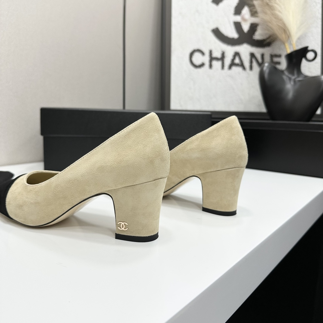 Luxury Chanel two-tone suede pumps in beige and black with a block heel, displayed on a black designer shoe box. - Hình 6