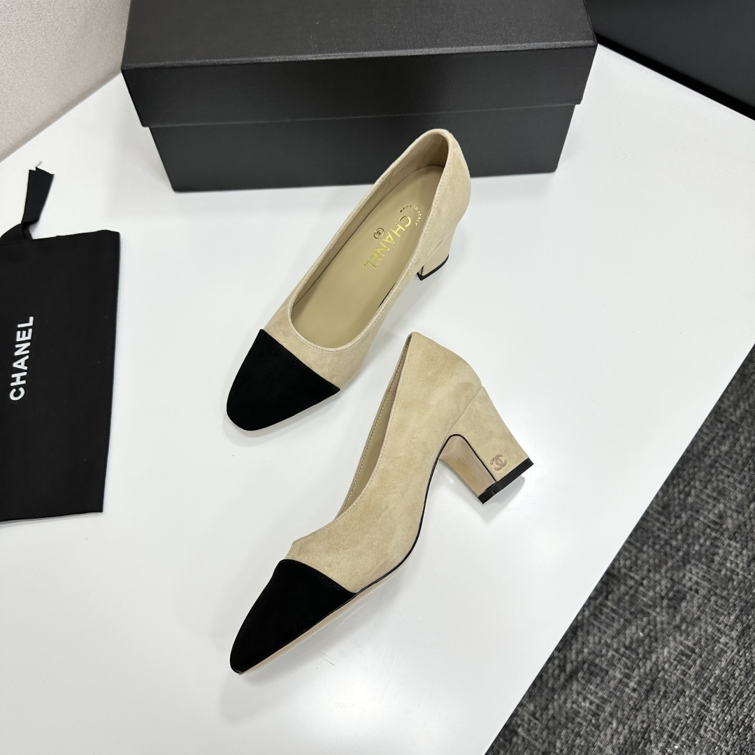 Luxury Chanel two-tone suede pumps in beige and black with a block heel, displayed on a black designer shoe box. - Hình 5