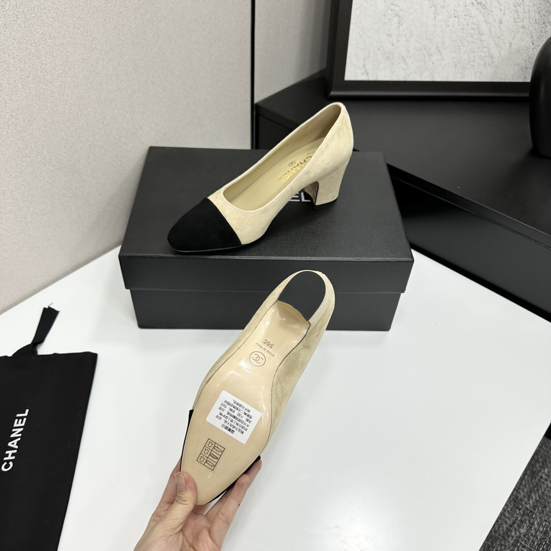 Luxury Chanel two-tone suede pumps in beige and black with a block heel, displayed on a black designer shoe box. - Hình 4