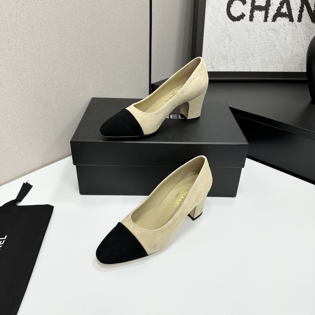 Luxury Chanel two-tone suede pumps in beige and black with a block heel, displayed on a black designer shoe box. - Hình 2