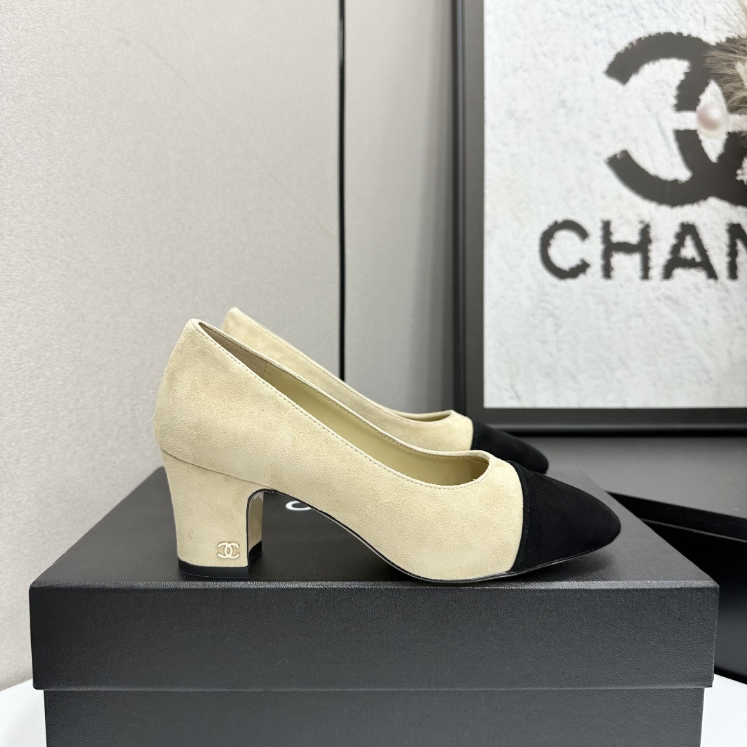 Luxury Two-Tone Suede Block Heel Pumps – Elegant Beige & Black