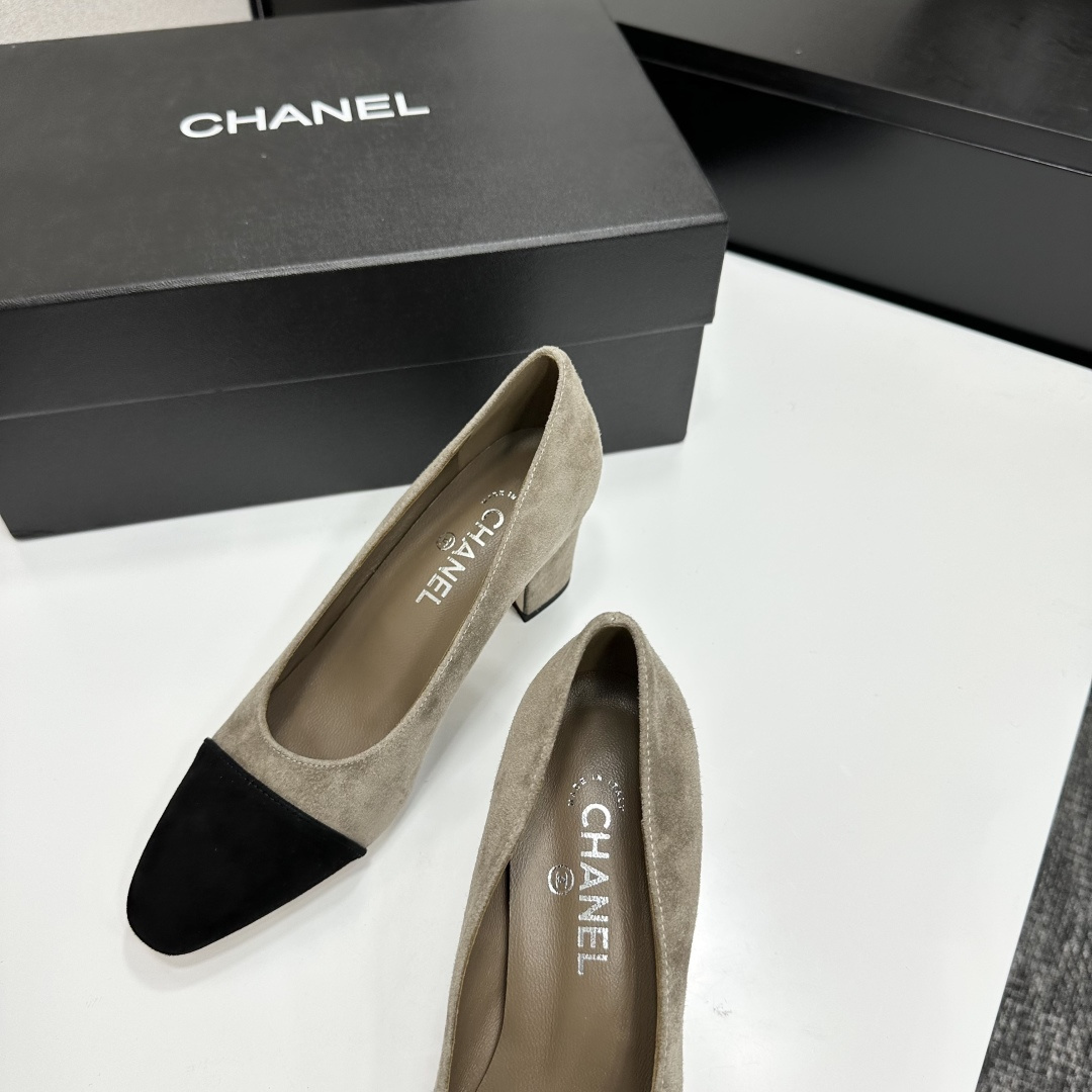 Chanel beige suede pumps with black cap-toes and block heels displayed on a black Chanel box. - Hình 7