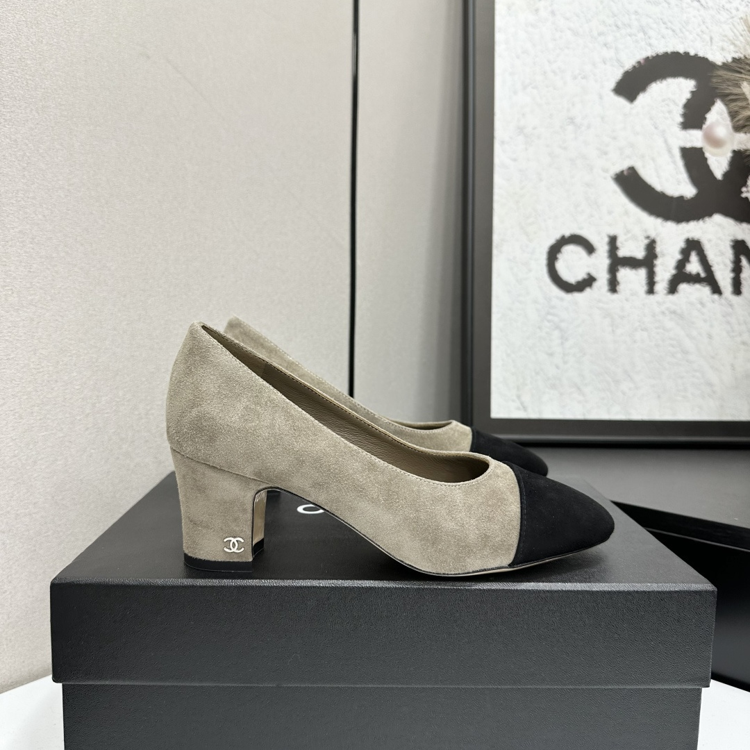 Chanel Suede Cap-Toe Block Heel Pumps – Elegant Beige & Black