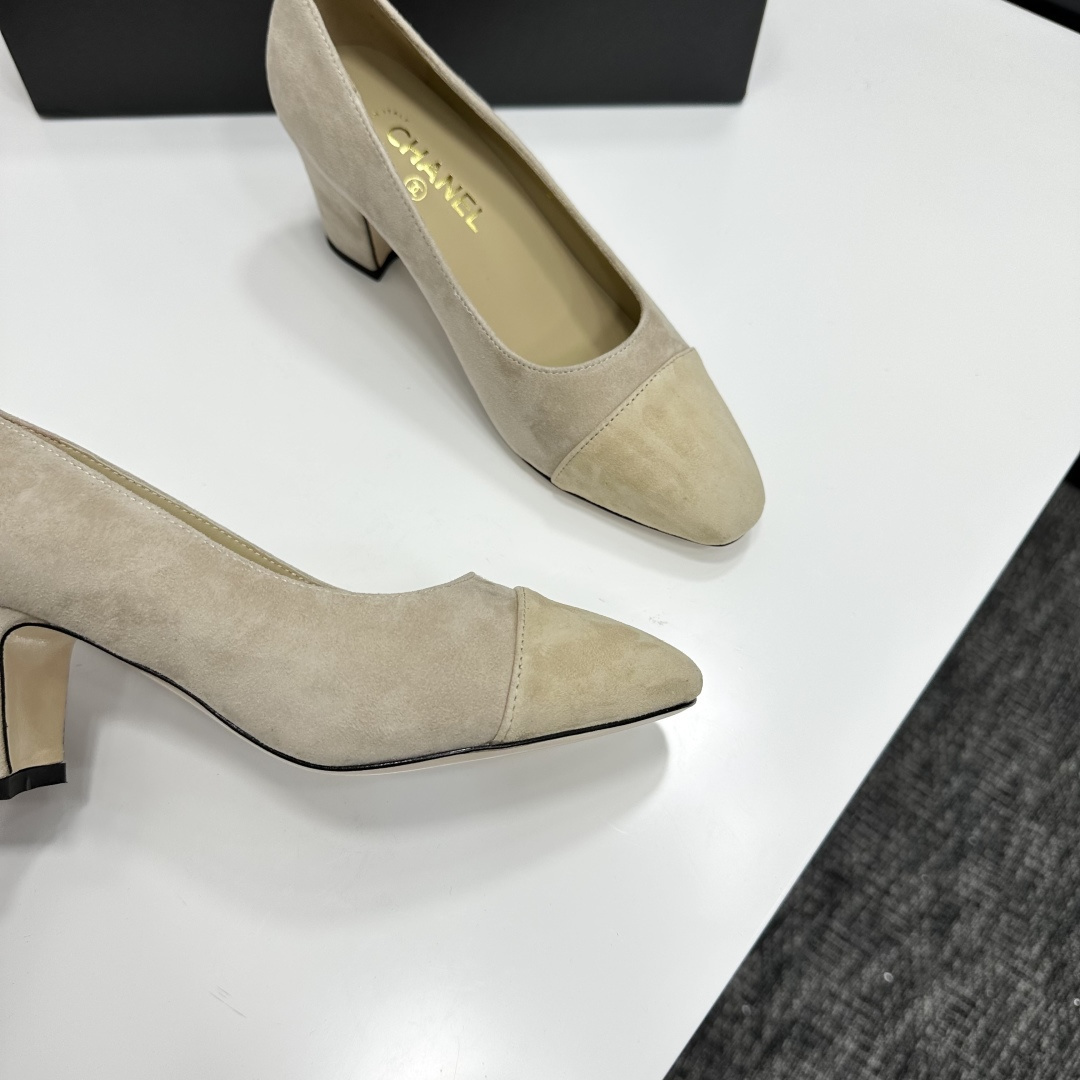Elegant Chanel beige suede two-tone block heel pumps with gold CC logo on the heel - Hình 8