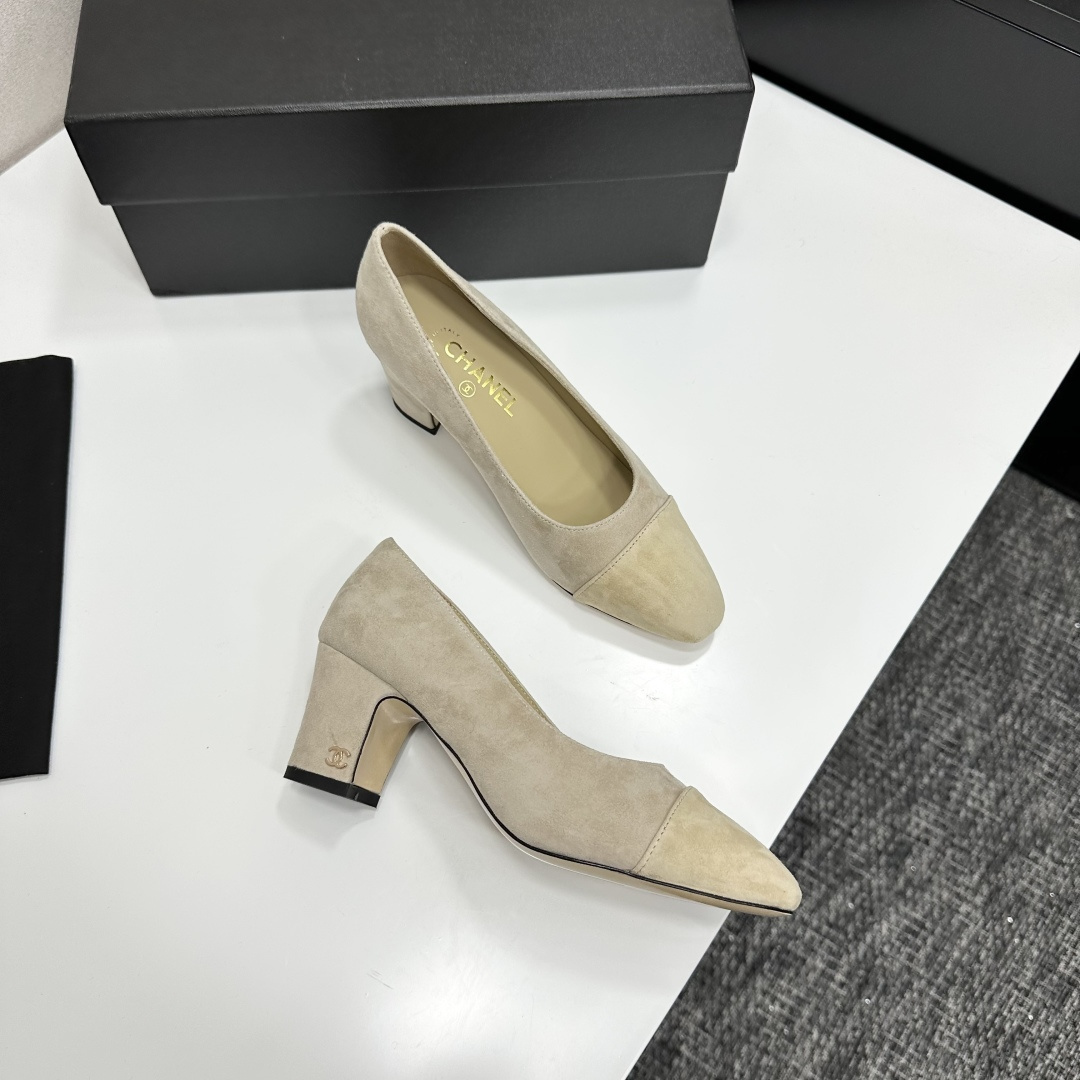Elegant Chanel beige suede two-tone block heel pumps with gold CC logo on the heel - Hình 7