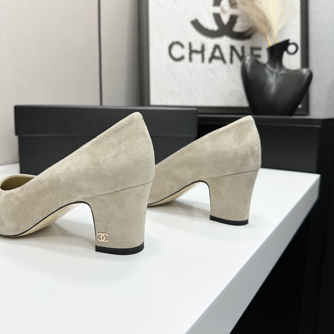 Elegant Chanel beige suede two-tone block heel pumps with gold CC logo on the heel - Hình 6