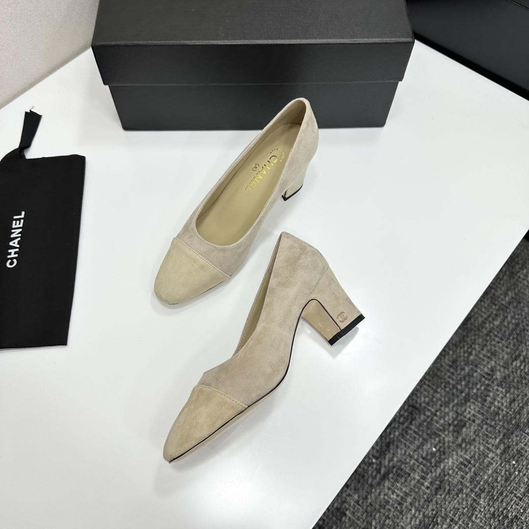 Elegant Chanel beige suede two-tone block heel pumps with gold CC logo on the heel - Hình 5