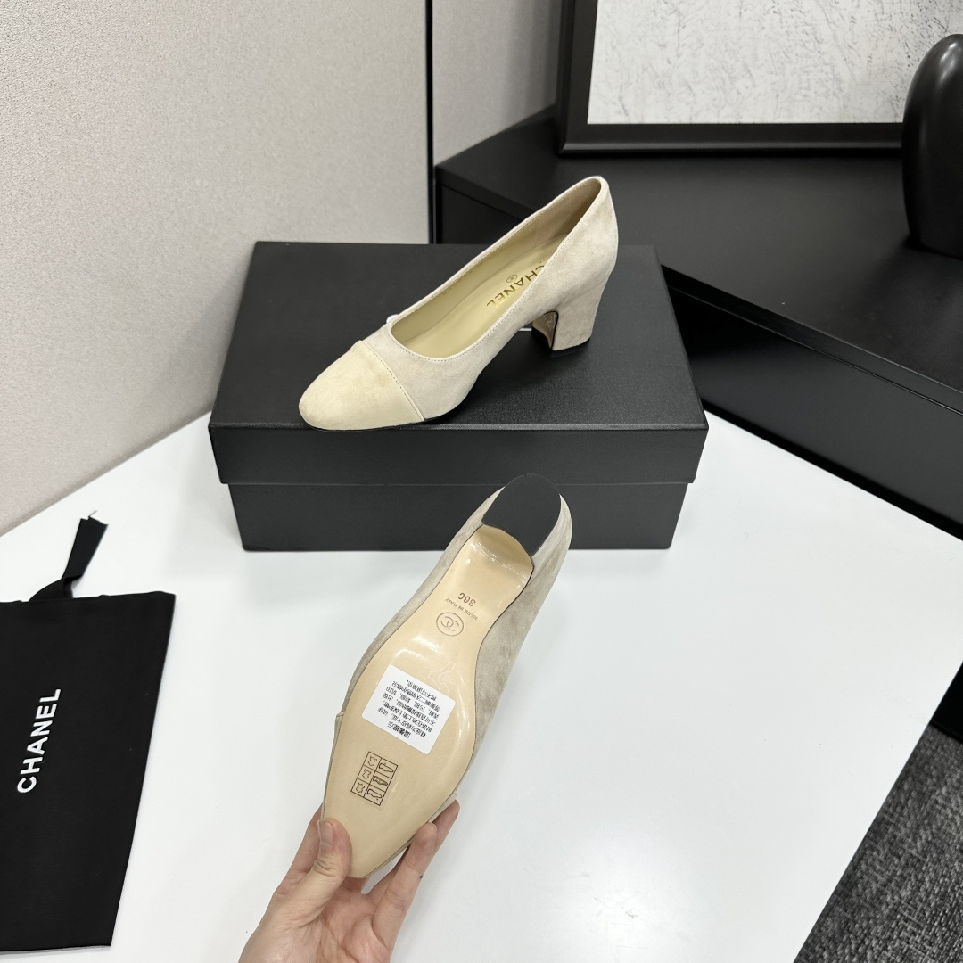 Elegant Chanel beige suede two-tone block heel pumps with gold CC logo on the heel - Hình 4