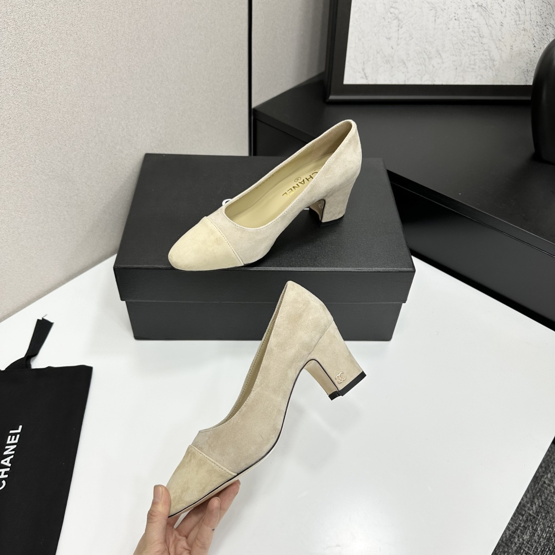 Elegant Chanel beige suede two-tone block heel pumps with gold CC logo on the heel - Hình 3