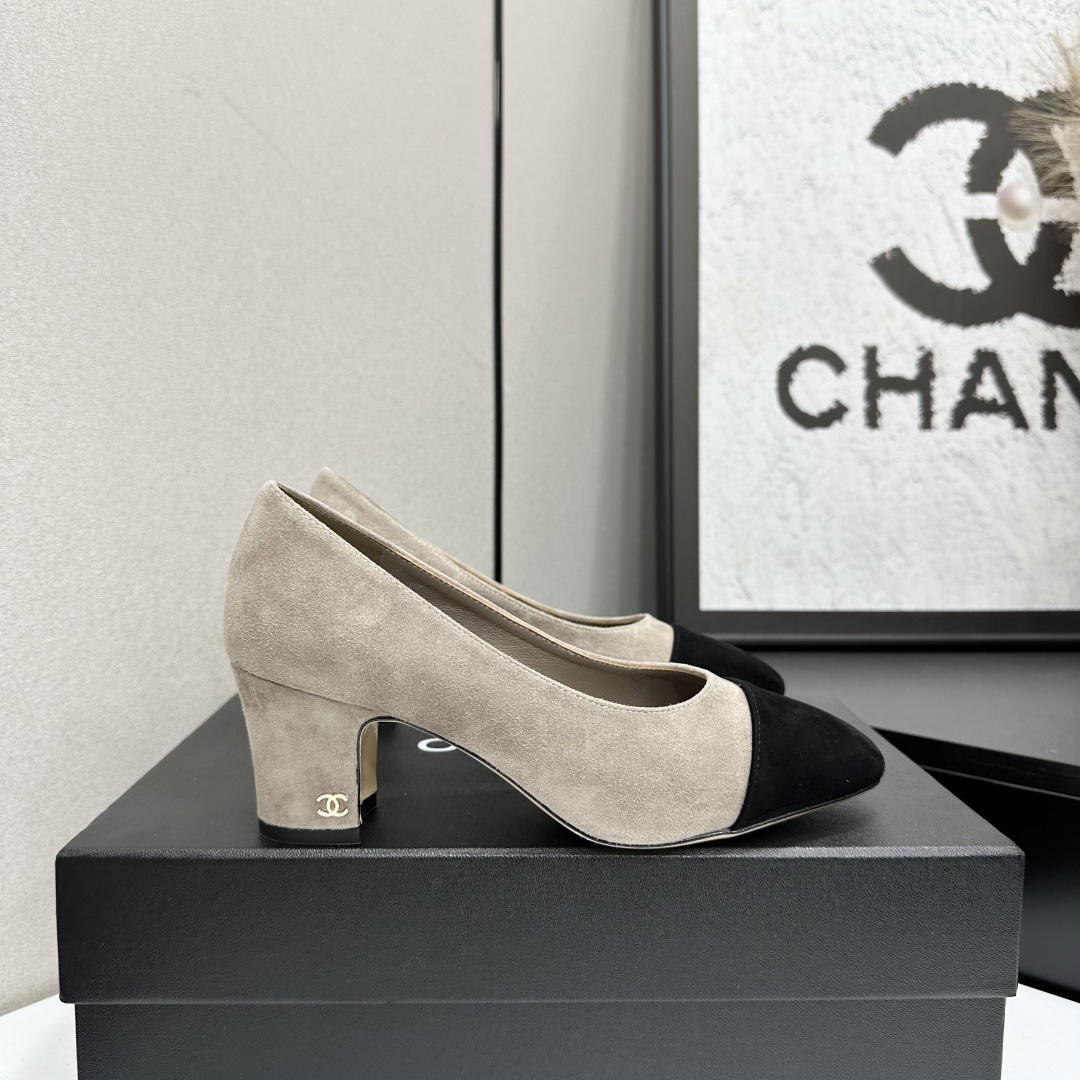 Luxury Suede Block Heel Pumps – Classic Two-Tone Cap Toe Design