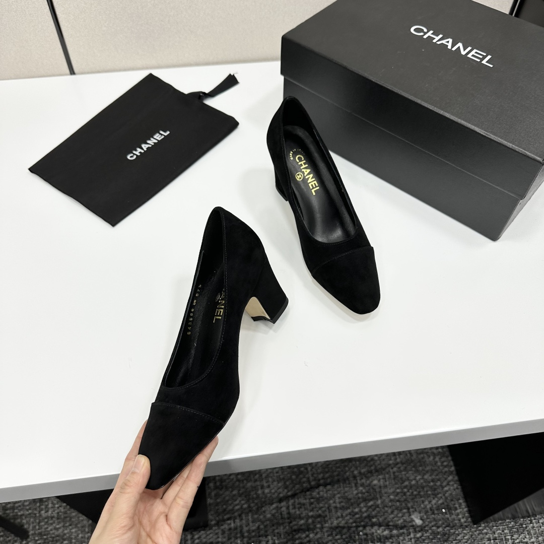 Authentic Chanel black suede block heel pumps with gold CC logo detail on the heel - Hình 9