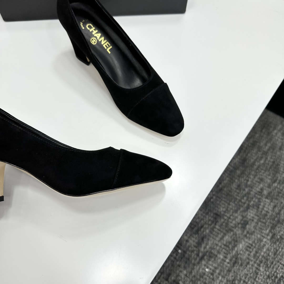 Authentic Chanel black suede block heel pumps with gold CC logo detail on the heel - Hình 8