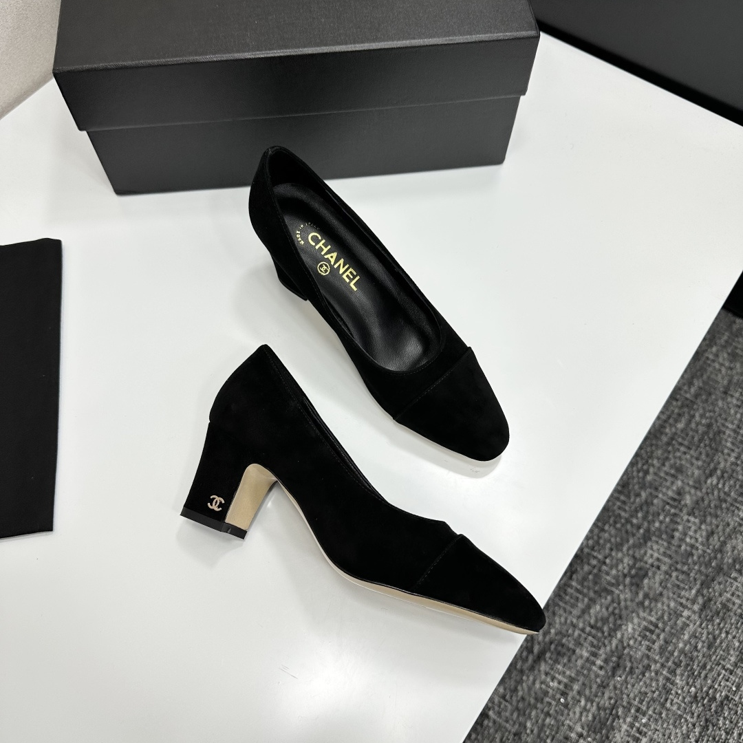 Authentic Chanel black suede block heel pumps with gold CC logo detail on the heel - Hình 7