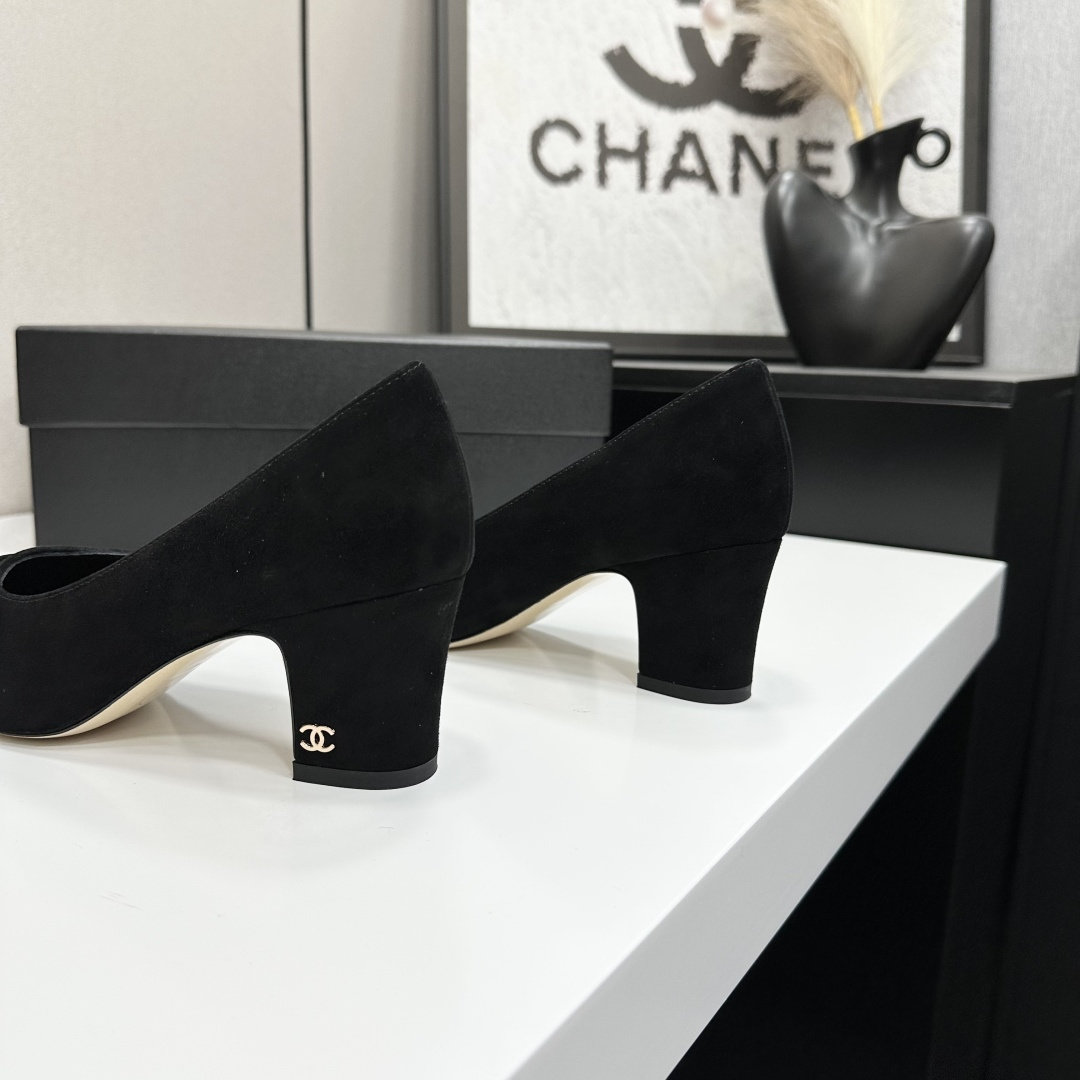 Authentic Chanel black suede block heel pumps with gold CC logo detail on the heel - Hình 6