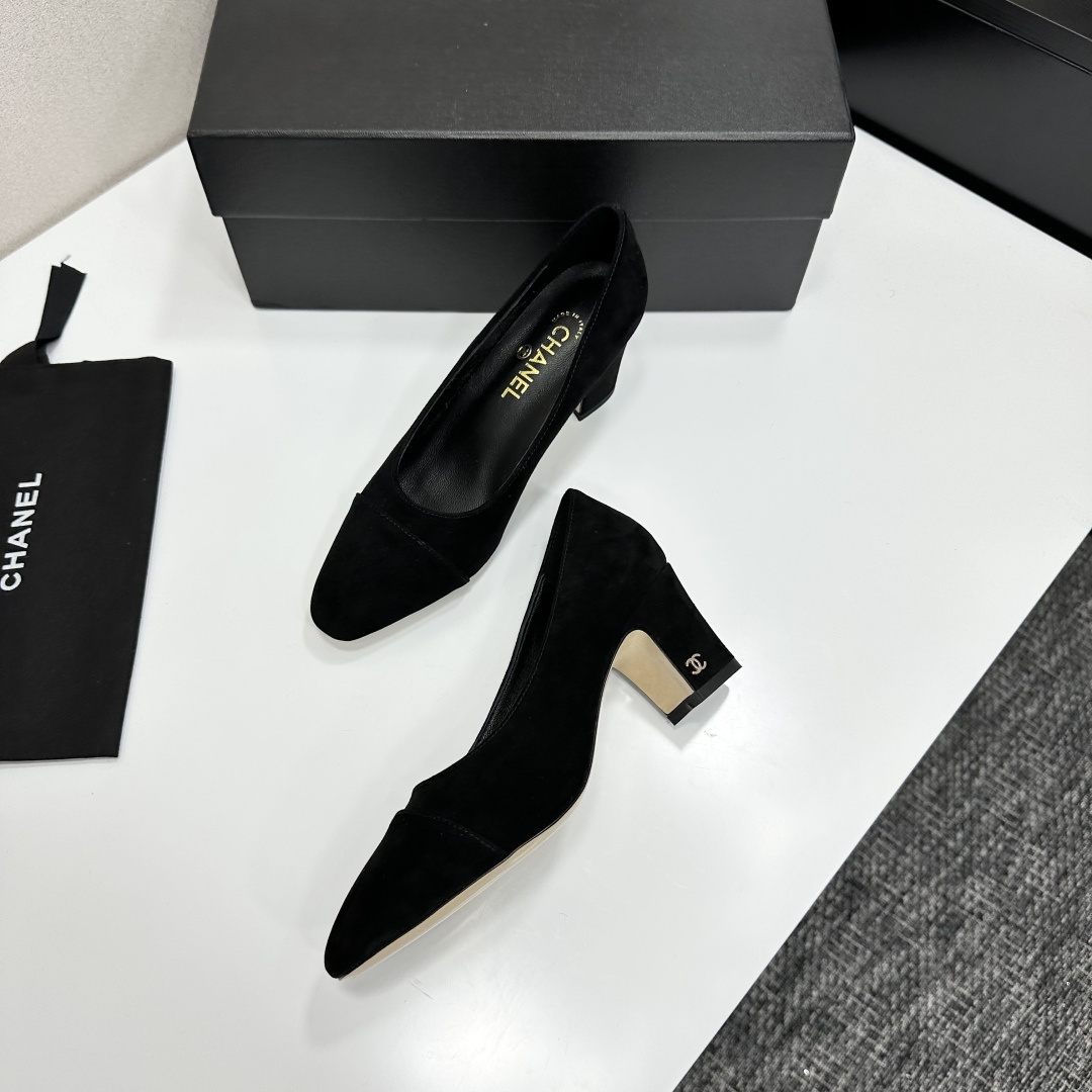 Authentic Chanel black suede block heel pumps with gold CC logo detail on the heel - Hình 5