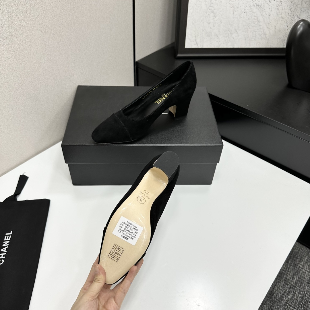 Authentic Chanel black suede block heel pumps with gold CC logo detail on the heel - Hình 4