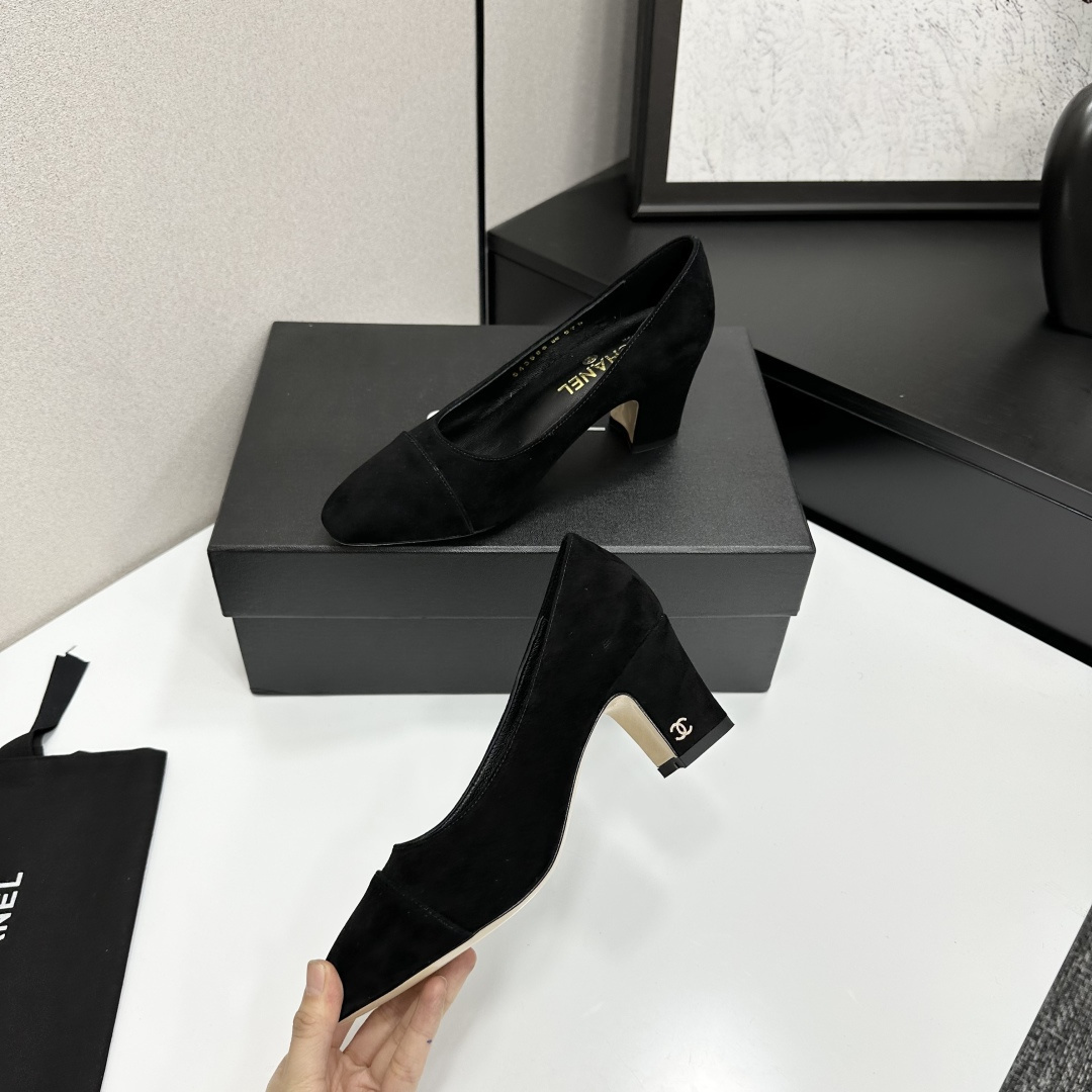 Authentic Chanel black suede block heel pumps with gold CC logo detail on the heel - Hình 3