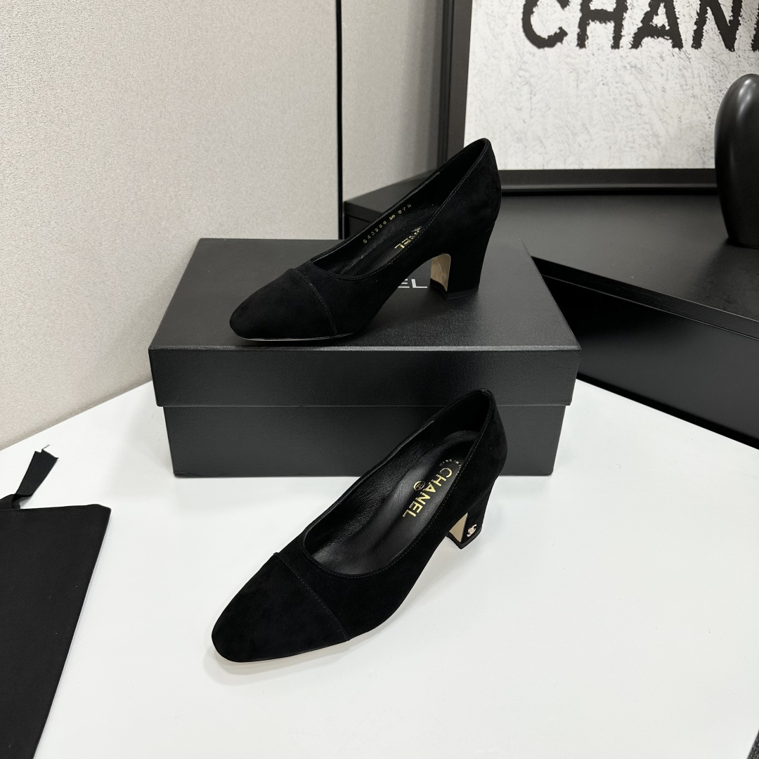 Authentic Chanel black suede block heel pumps with gold CC logo detail on the heel - Hình 2