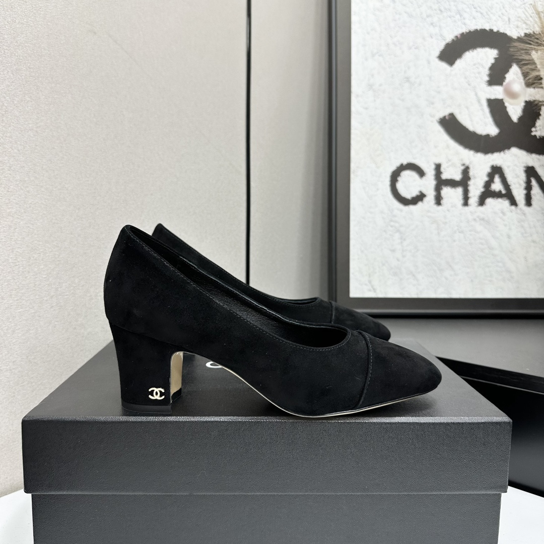 Elegant Black Suede Block Heel Pumps with Iconic Gold Logo