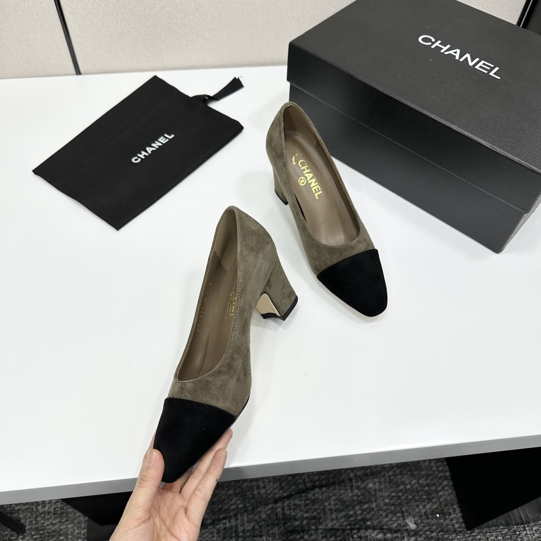Chanel olive green suede pumps with black cap-toe and block heel featuring a small gold CC logo - Hình 9