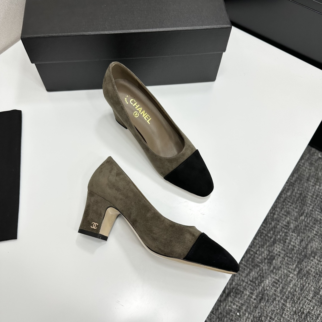 Chanel olive green suede pumps with black cap-toe and block heel featuring a small gold CC logo - Hình 8